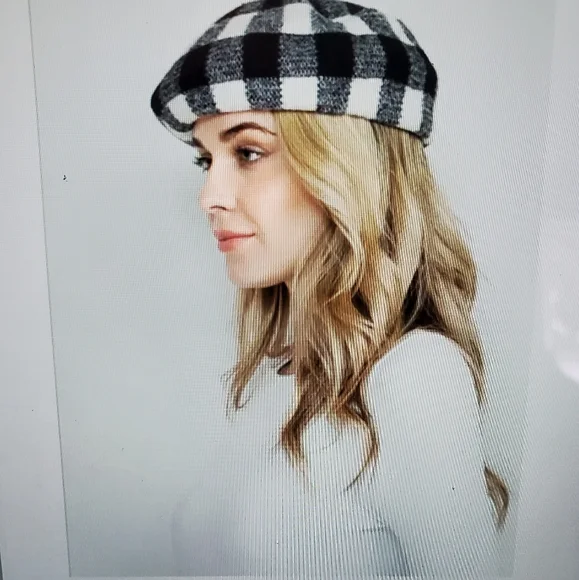Stylish Black and White Checkered Beret - Picture 2 of 4